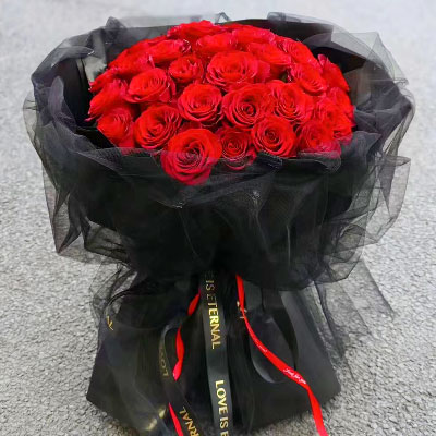芜湖33朵红玫瑰黑色包装，此花表真心