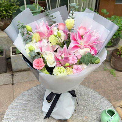 芜湖9朵玫瑰混搭百合，爱恋纯真无邪