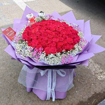 芜湖99朵红玫瑰满天星花束，你是温暖怀抱