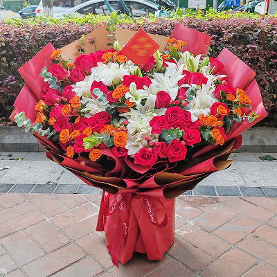 芜湖52朵红玫瑰百合，惊喜与甜蜜
